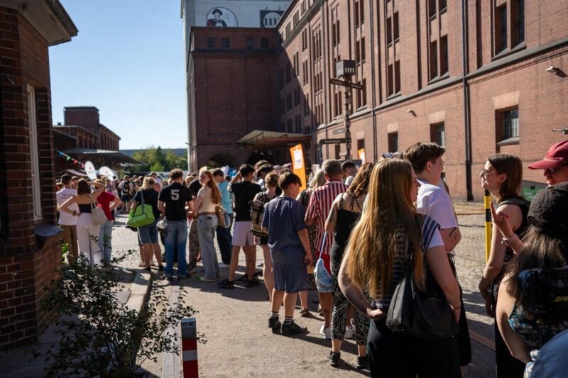 Lange Menschenschlange vor der Berliner Malzfabrik beim Weltrekord im Lebensmittelretten