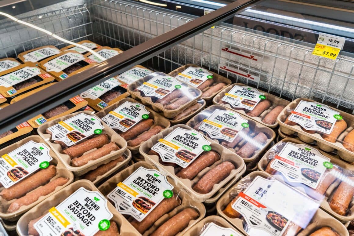 Pflanzliche Fleischalternativen im Kühlregal eines Supermarkts