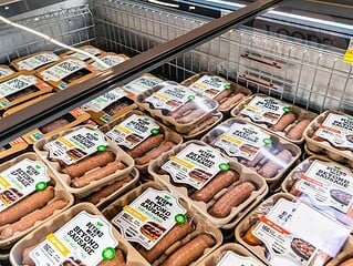 Pflanzliche Fleischalternativen im Kühlregal eines Supermarkts