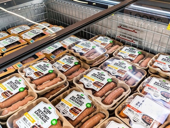 Pflanzliche Fleischalternativen im Kühlregal eines Supermarkts