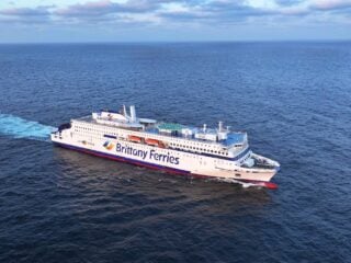 Die Fähre Saint-Malo von Brittany Ferries auf offener See aus der Luft fotografiert