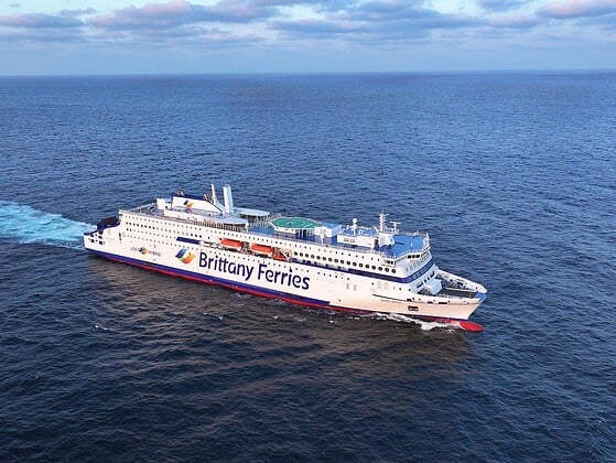 Die Fähre Saint-Malo von Brittany Ferries auf offener See aus der Luft fotografiert