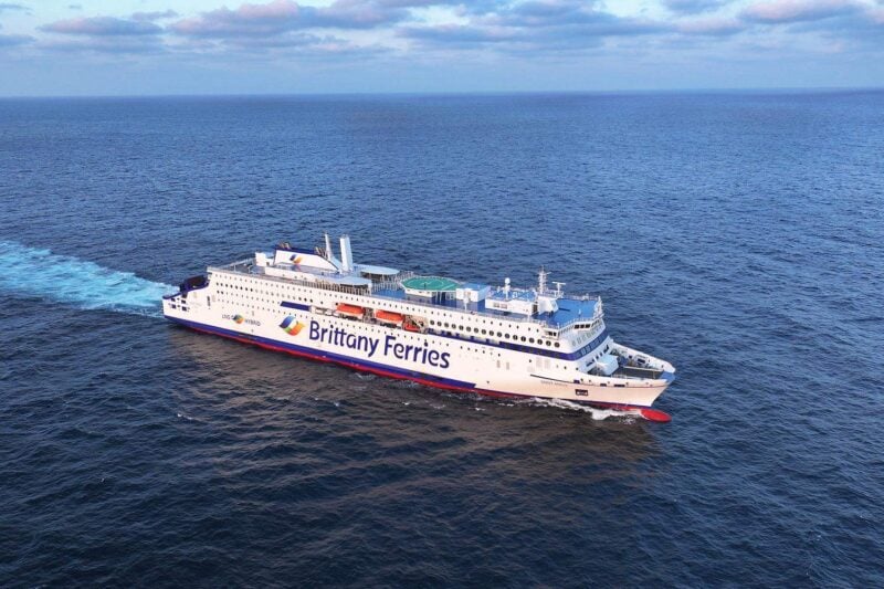 Die Fähre Saint-Malo von Brittany Ferries auf offener See aus der Luft fotografiert