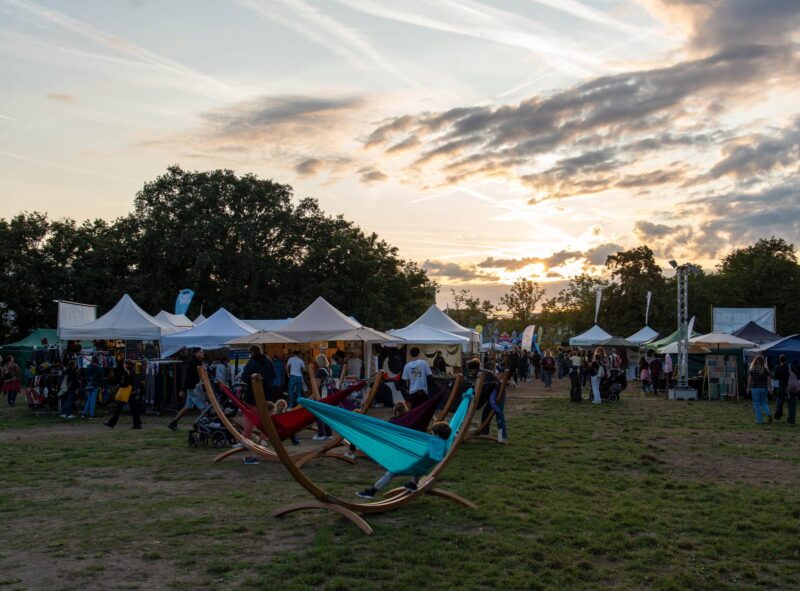 Hängematten und Festivalstände auf der Donauinsel Wien im Sonnenuntergang bei der VeganMania