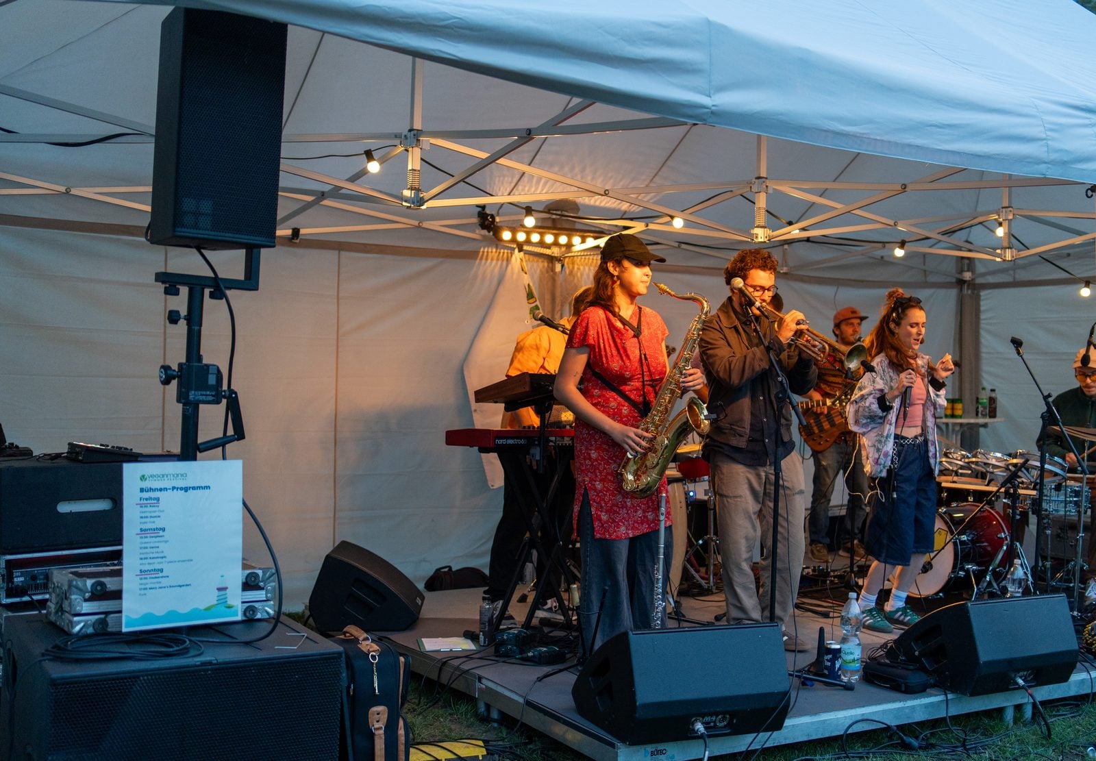 Band mit Saxofon, Trompete und Gesang auf der Bühne der VeganMania Wien am Abend