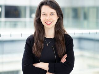 Porträt von Dr. Zoe Mayer, Bundestagsabgeordnete der Grünen