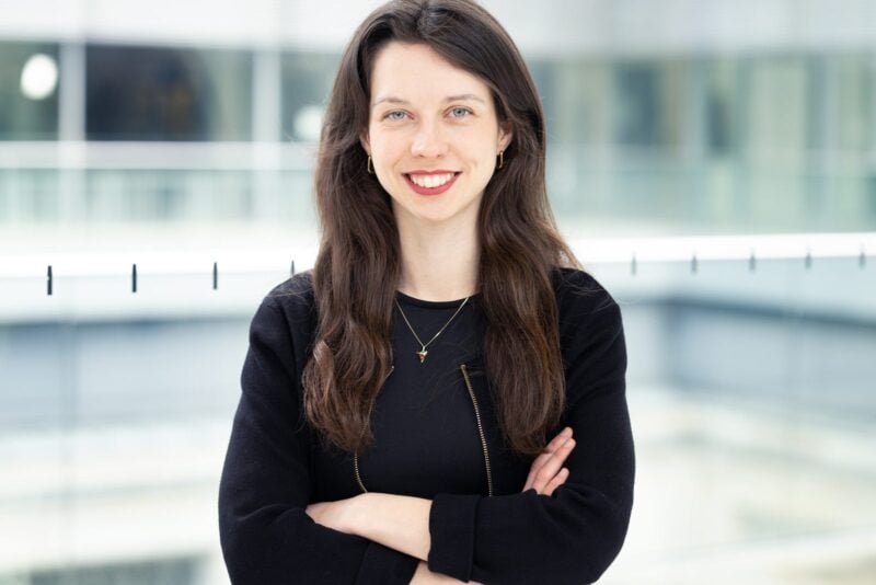 Porträt von Dr. Zoe Mayer, Bundestagsabgeordnete der Grünen