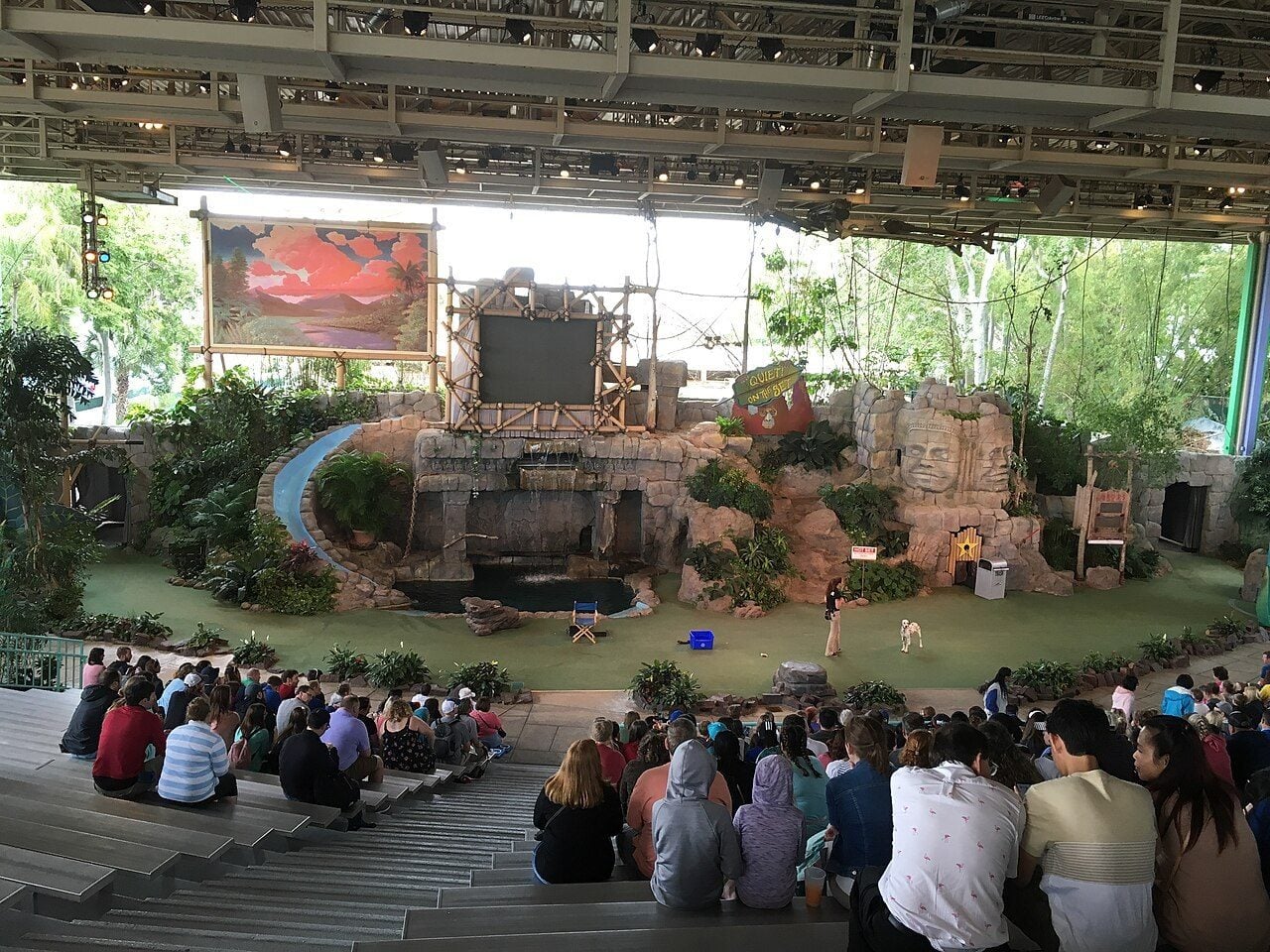 Zuschauertribüne vor der Bühne der Tiershow im Universal Studios Florida