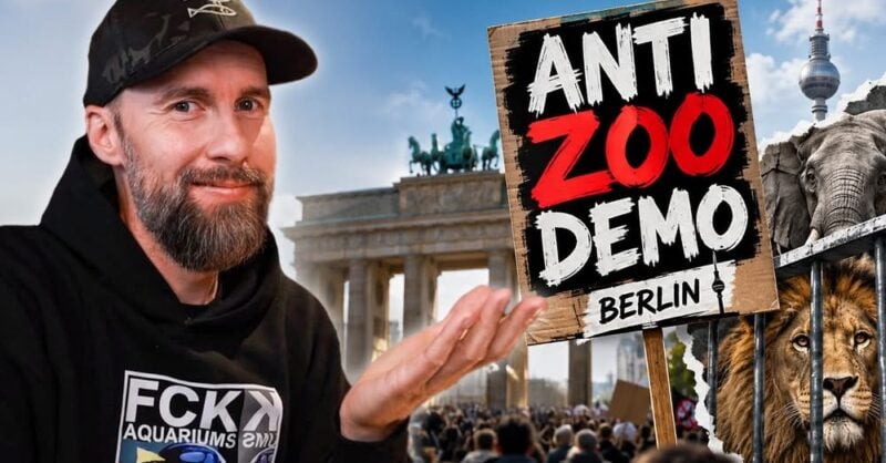 Robert Marc Lehmann vor dem Brandenburger Tor mit Schild Anti Zoo Demo Berlin