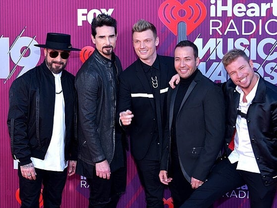 Die fünf Backstreet Boys in dunklen Outfits auf dem roten Teppich der iHeartRadio Music Awards 2019