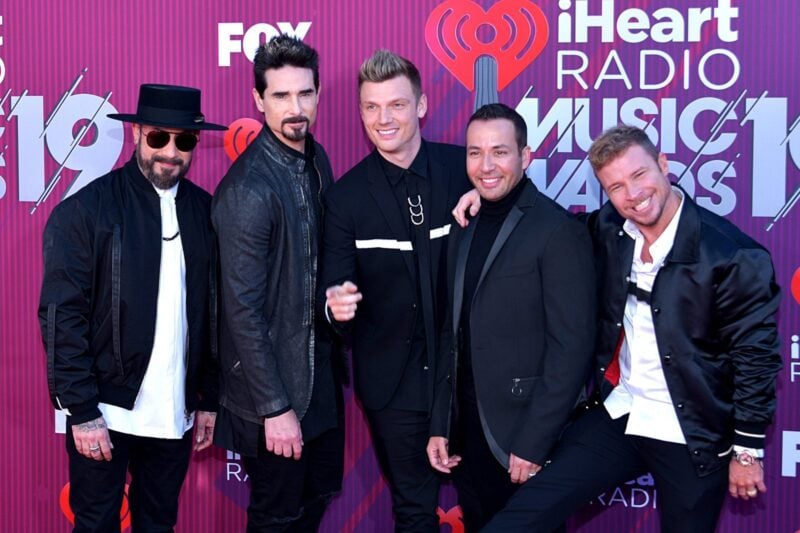 Die fünf Backstreet Boys in dunklen Outfits auf dem roten Teppich der iHeartRadio Music Awards 2019