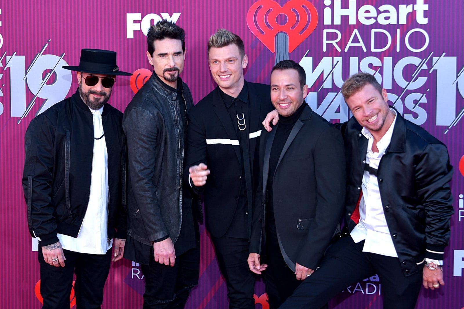 Die fünf Backstreet Boys in dunklen Outfits auf dem roten Teppich der iHeartRadio Music Awards 2019