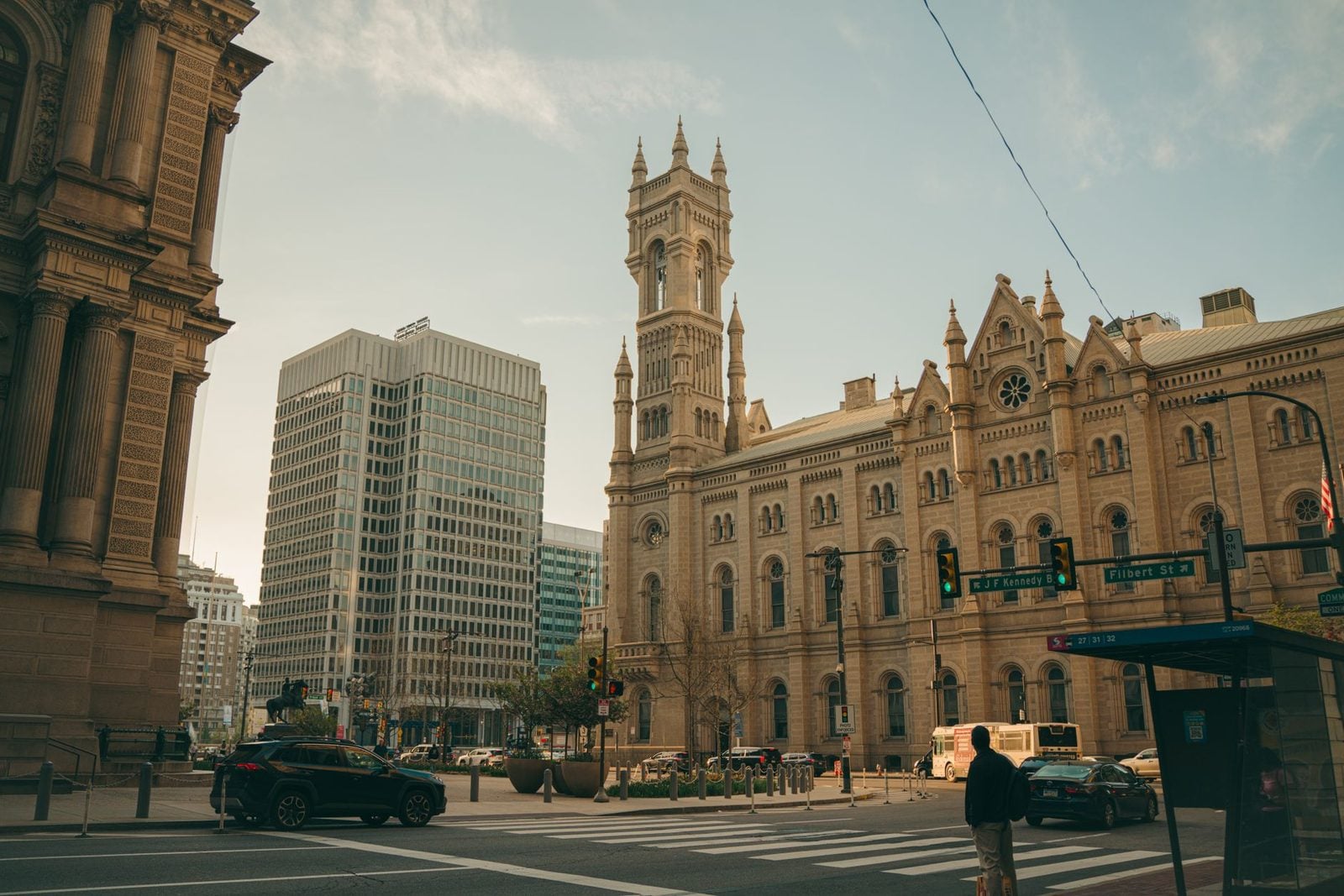 Straßenkreuzung in Philadelphia im Abendlicht