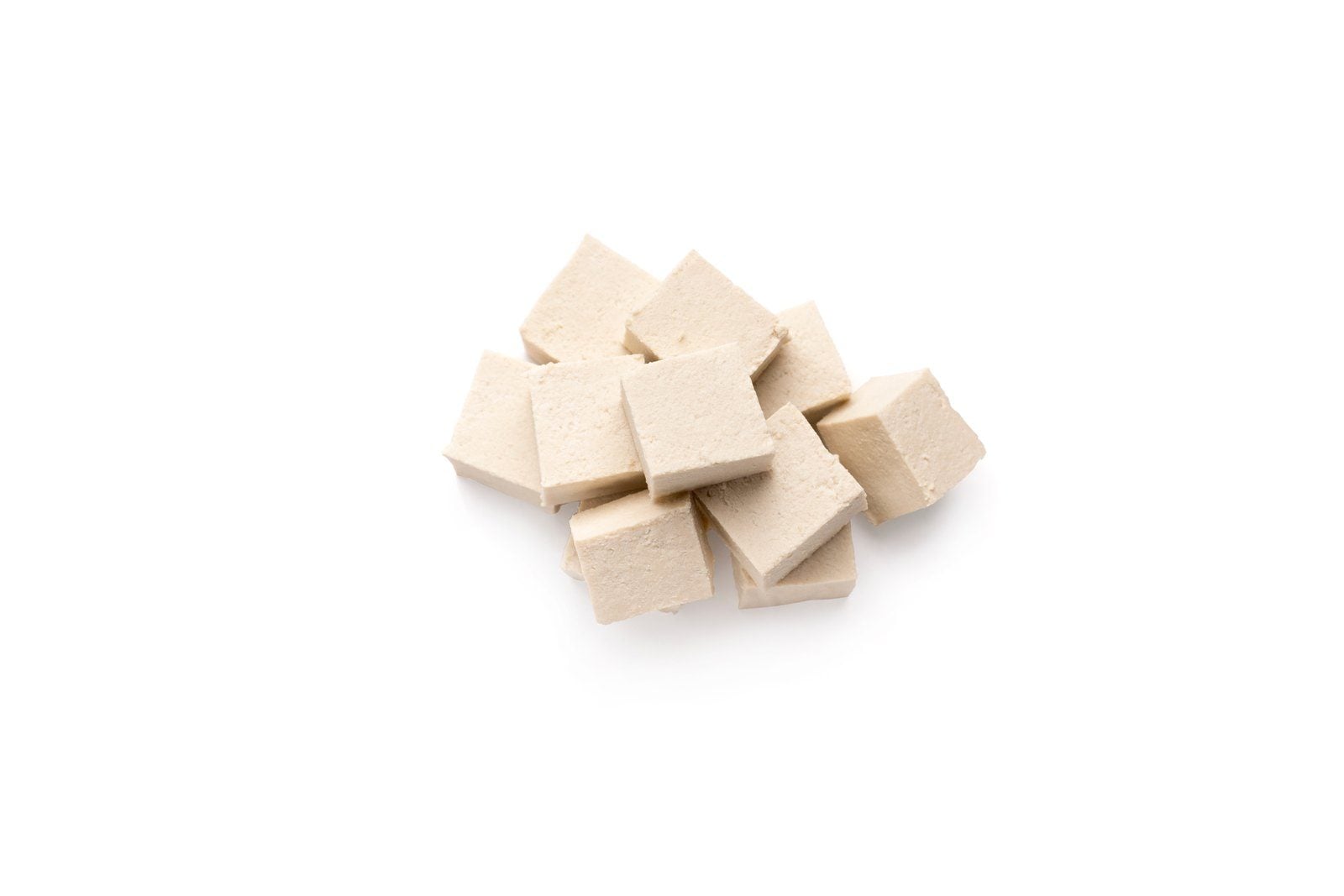 Gewürfelter Tofu auf weißem Hintergrund