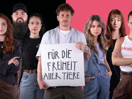 Malte Zierden und Mitwirkende des Films Eines Tages mit einem Schild Für die Freiheit aller Tiere