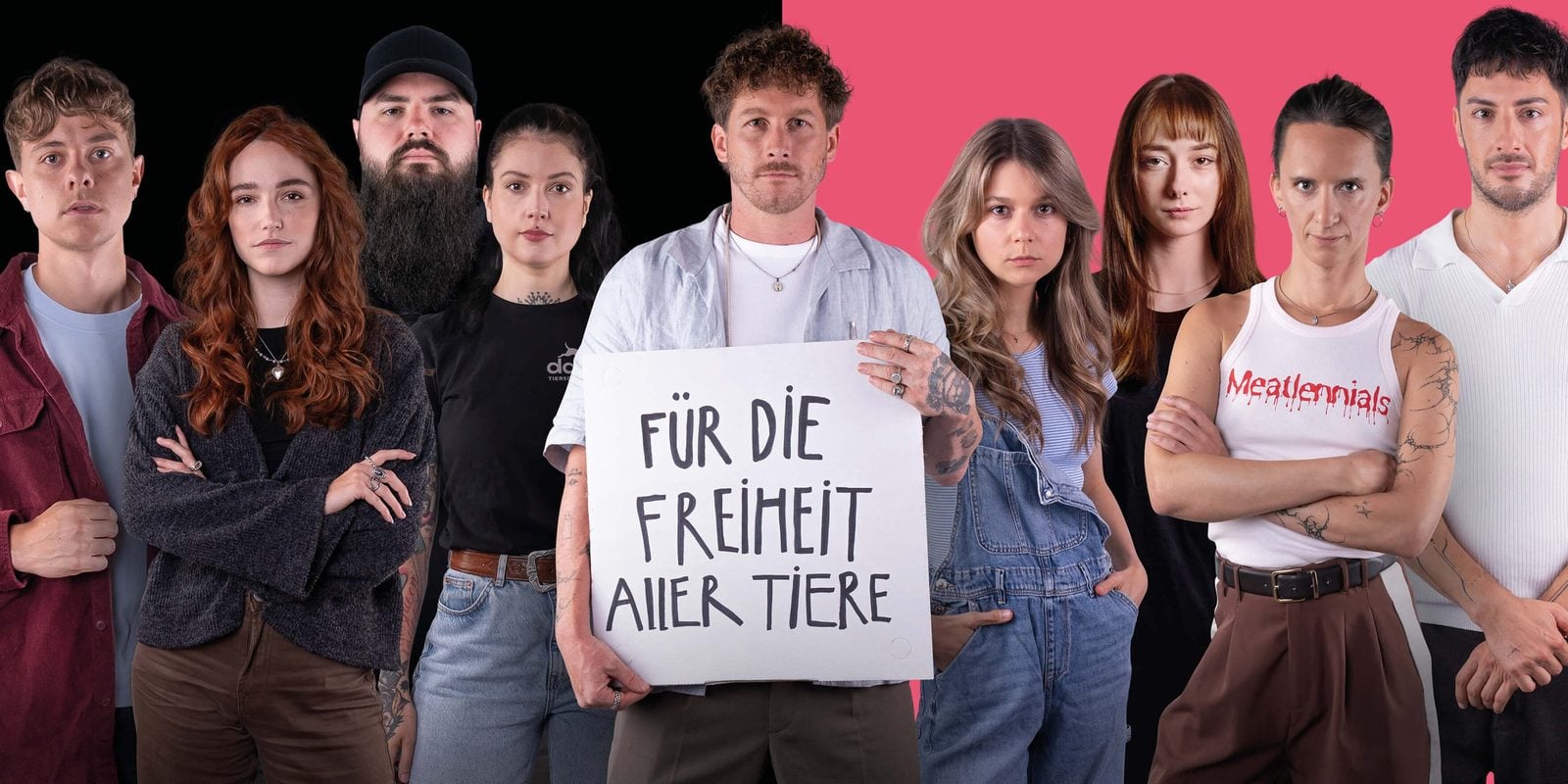 Malte Zierden und Mitwirkende des Films Eines Tages mit einem Schild Für die Freiheit aller Tiere