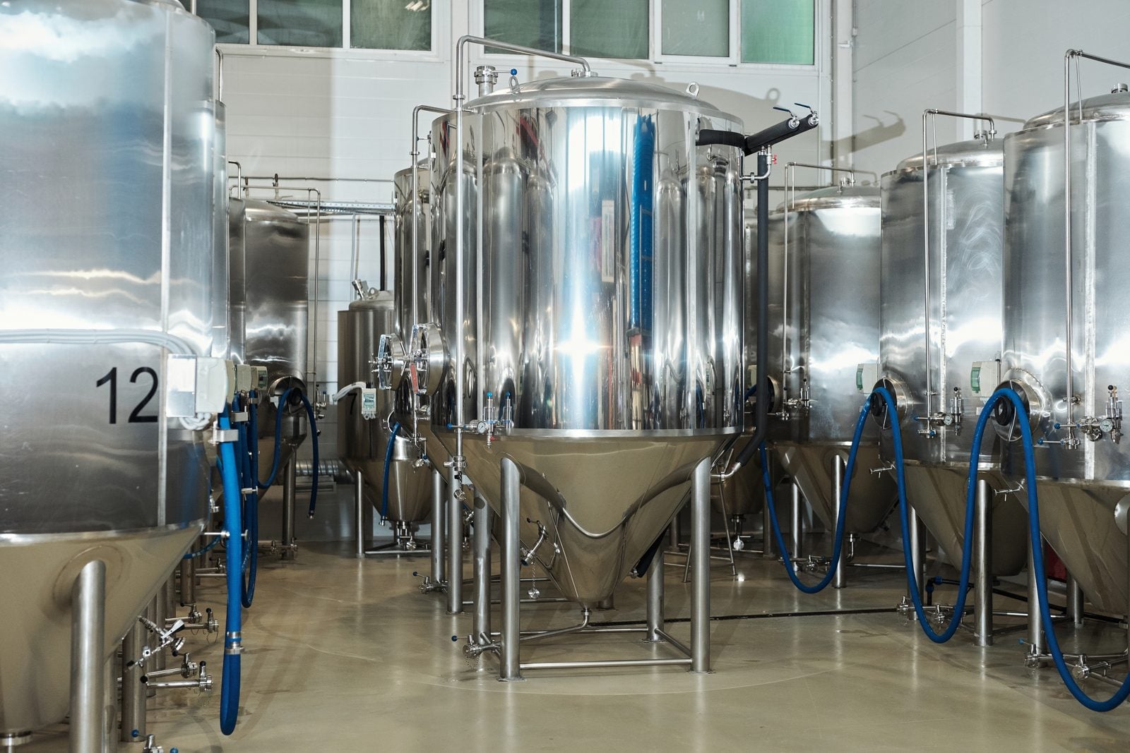 Edelstahl-Fermentationstanks in einer Produktionshalle, Symbolbild für Investitionen in Präzisionsfermentation