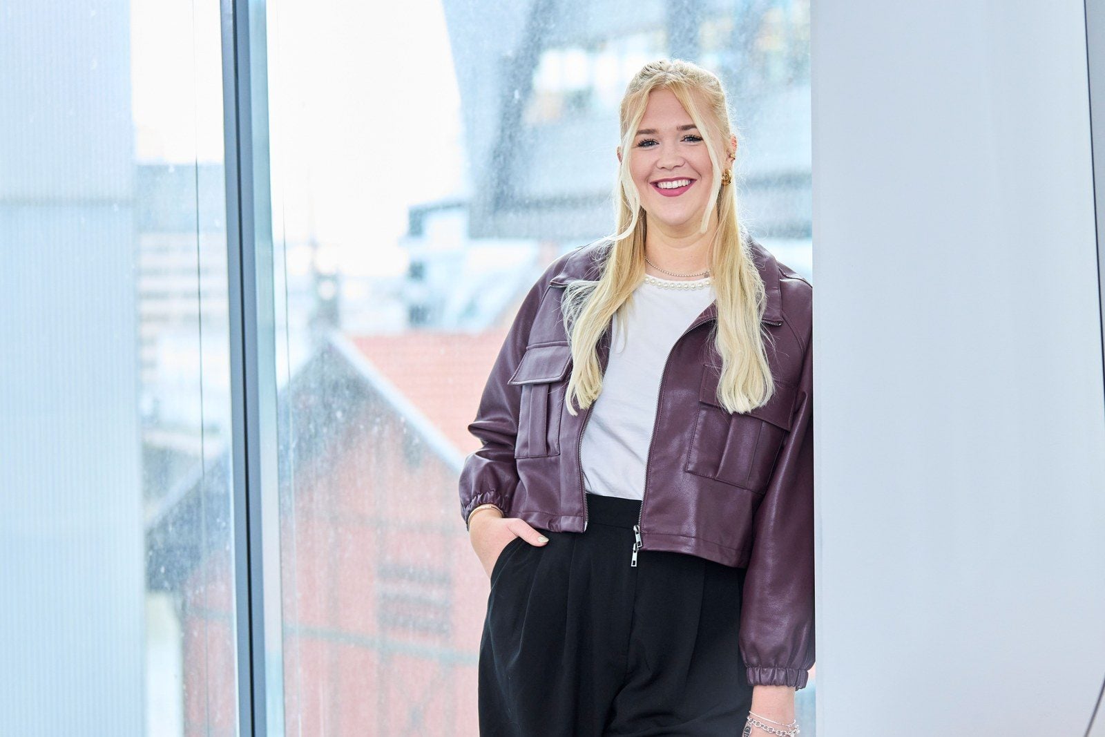 Franziska Düvel, Head of Digital und Brand bei LIKE, steht lächelnd an einem Fenster