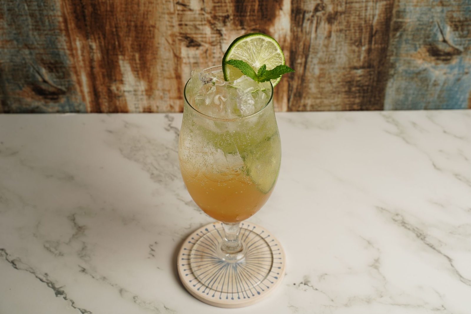 Alkoholfreier Hugo mit Eis, Limette und Minze im Stielglas