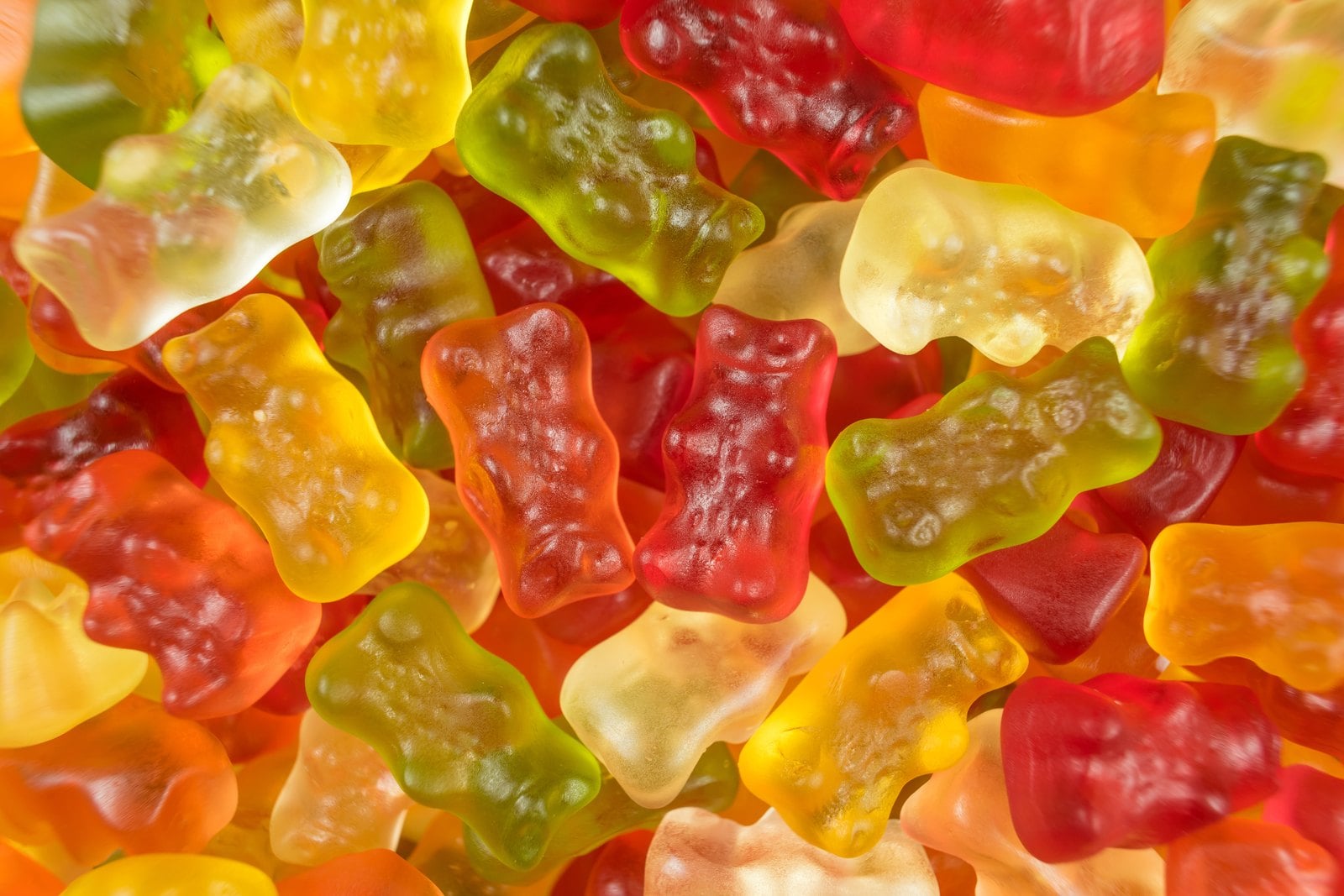 Bunte Fruchtgummis und Gummibärchen in Nahaufnahme