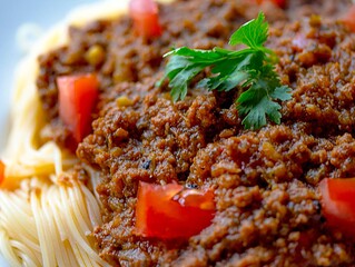 Spaghetti mit Bolognese-Sauce, frischer Petersilie und Tomatenwürfeln in Nahaufnahme