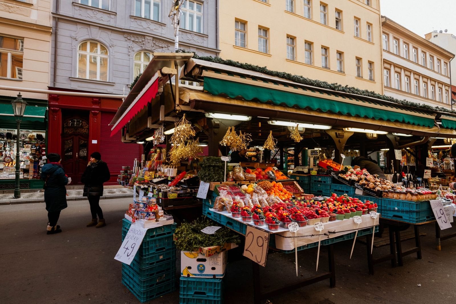Marktstand mit Obst und Gemüse in einer europäischen Altstadt