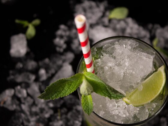 Alkoholfreier Mojito mit Crushed Ice, Minze und Limette im Glas