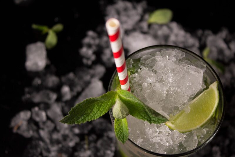 Alkoholfreier Mojito mit Crushed Ice, Minze und Limette im Glas