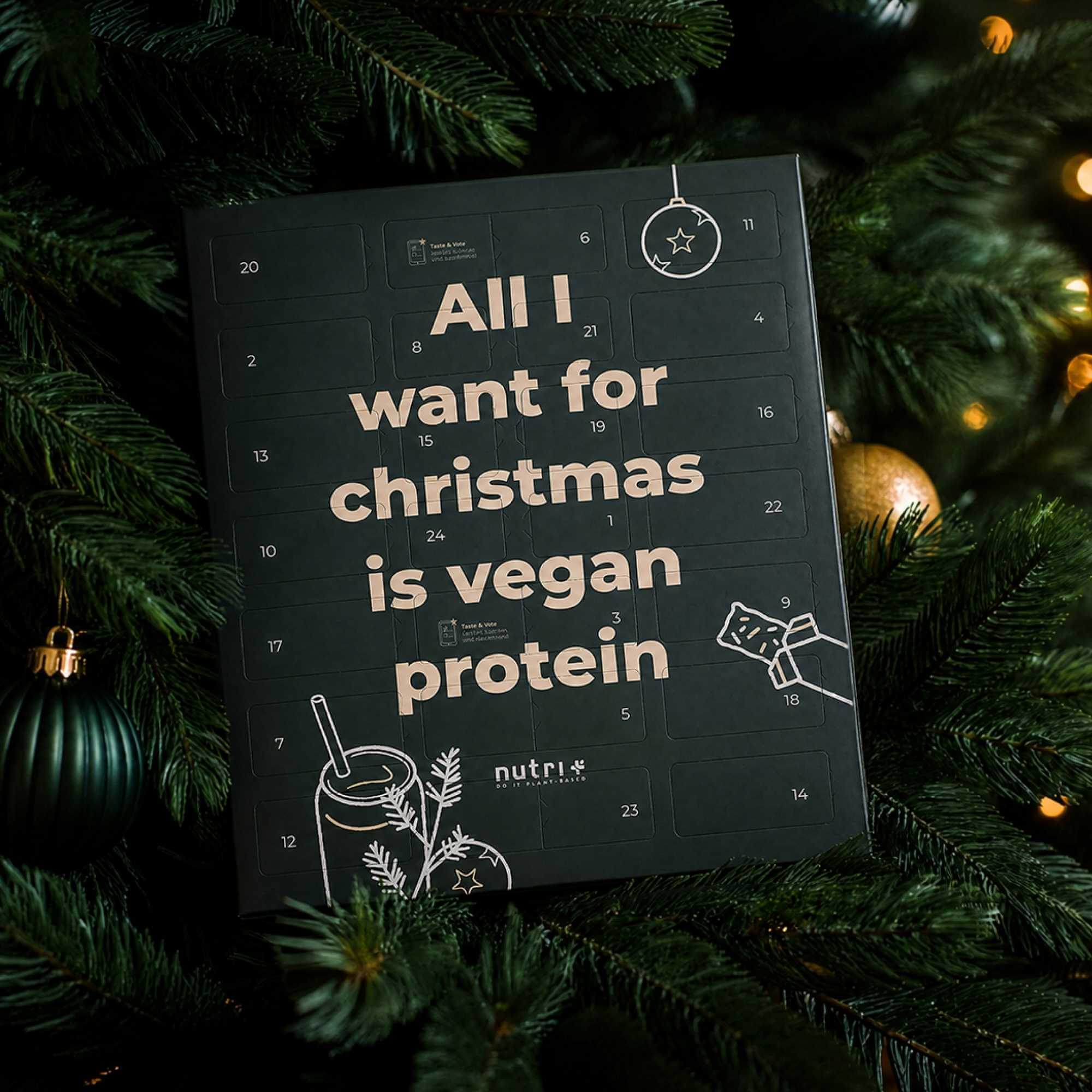 nutri+ Adventskalender 2026, dunkelgruene Box mit 24 Tuerchen im Weihnachtsbaum