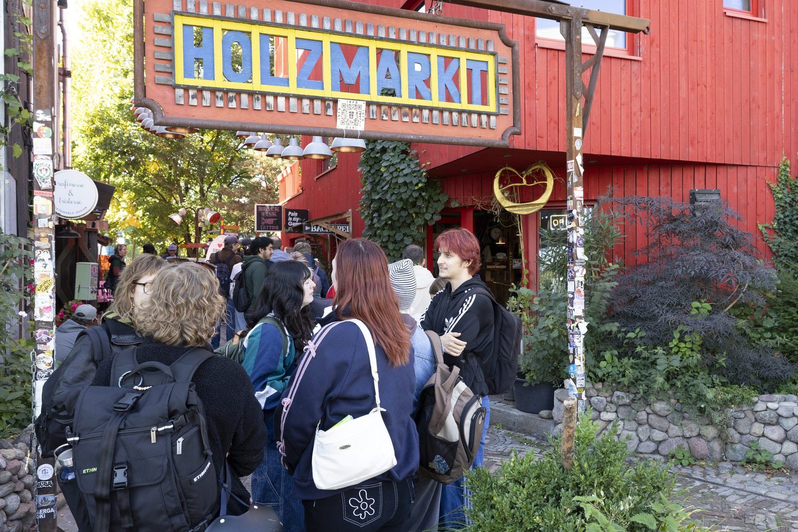 Lange Schlange von Besucher:innen vor dem Eingang des Holzmarkts in Berlin