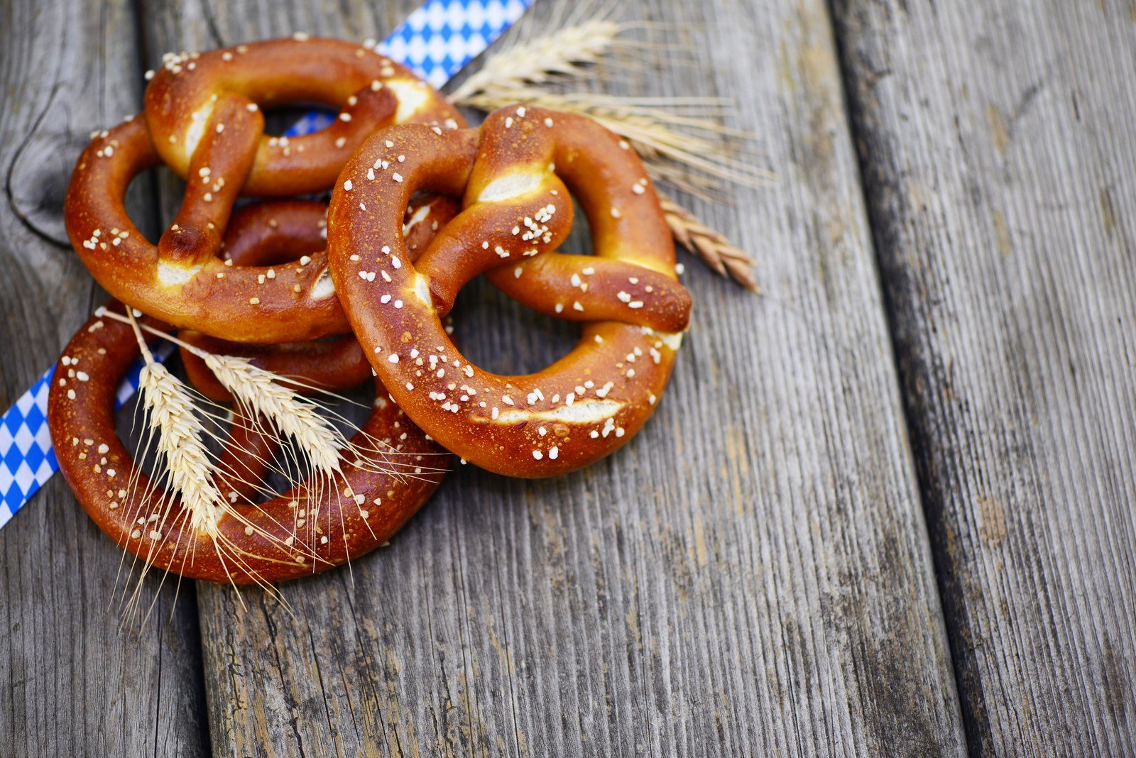 Frische Laugenbrezn auf einem Holztisch