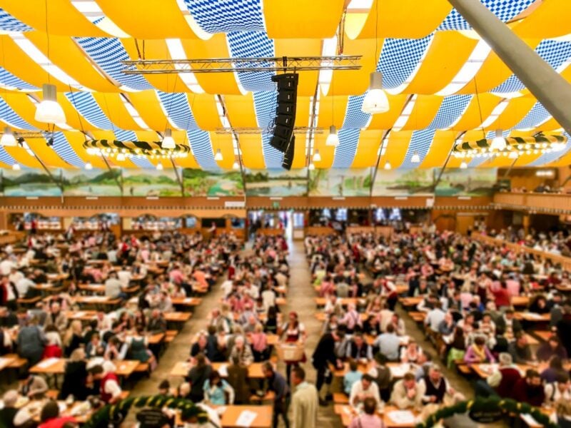 Blick in ein volles Festzelt auf dem Oktoberfest in München