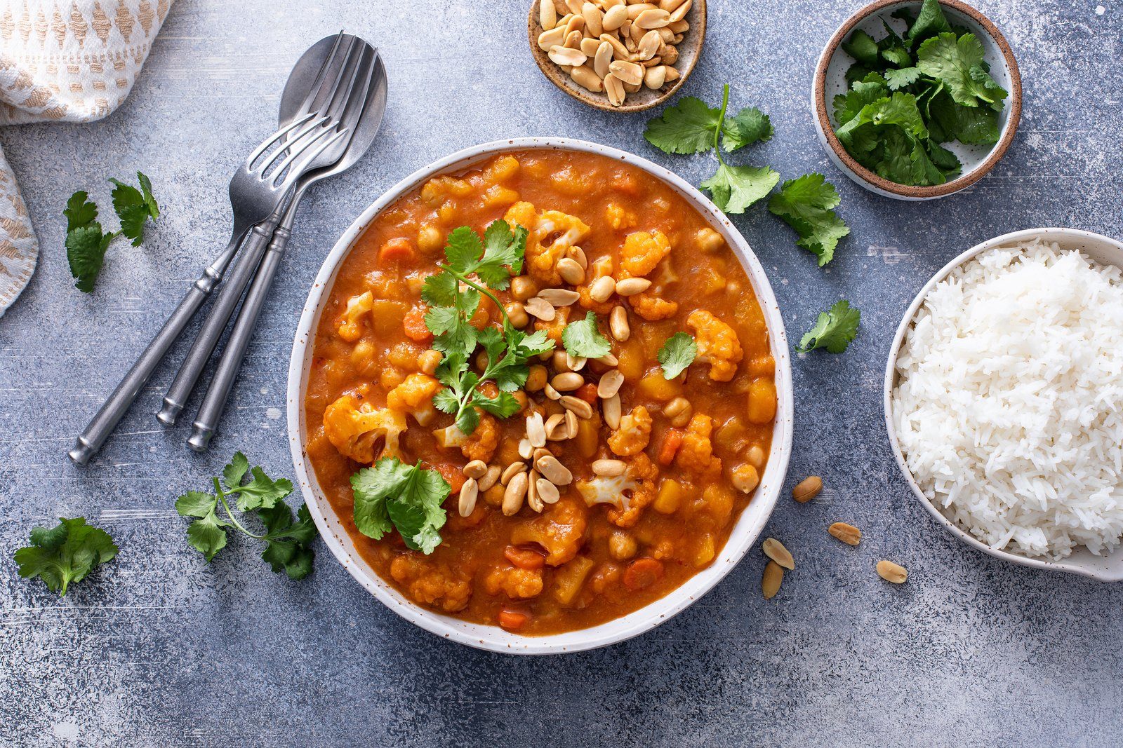 Veganes Curry mit Kichererbsen, Blumenkohl und Kürbis in einer Schüssel