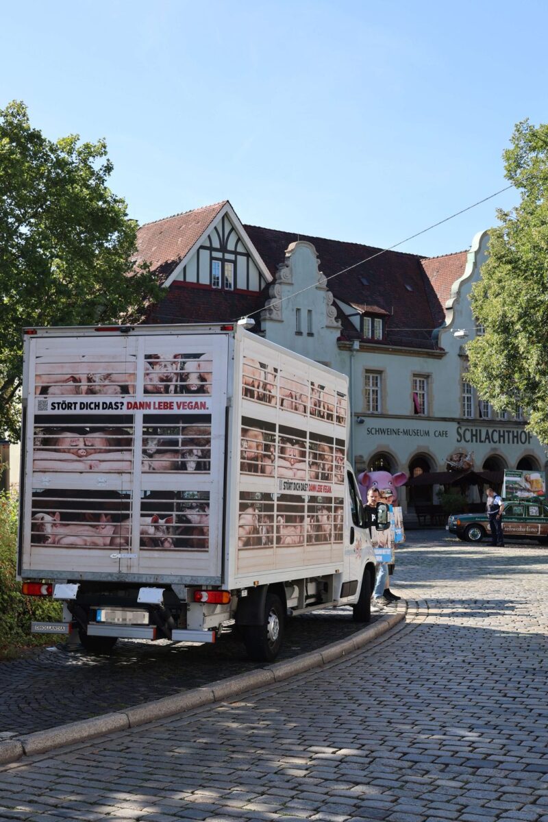 Nachbau eines Schweinetransporters von PETA mit der Aufschrift „Stört dich das? Dann lebe vegan“ vor dem ehemaligen Schlachthof in Stuttgart