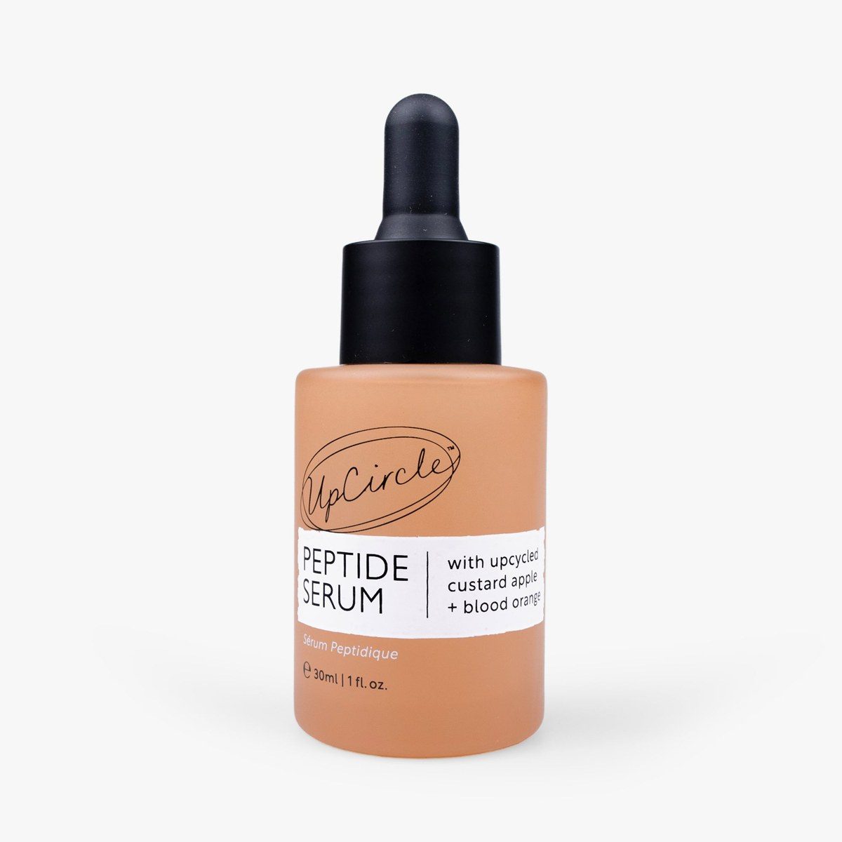 Apricotfarbene Glasflasche mit Pipette: Peptide Serum von UpCircle Beauty mit upcycelter Cherimoya und Blutorange
