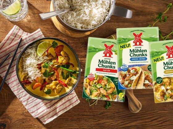 Die drei neuen Veganen Mühlen Chunks von Rügenwalder in den Sorten Natur, Greek Herbs und Indian Curry neben einer Schüssel Curry mit Reis