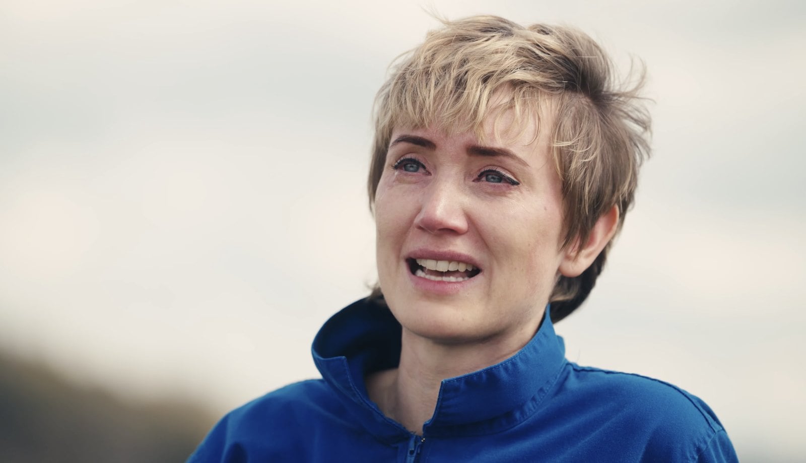 Nahaufnahme von Samara Eckardt, die im Film sichtlich bewegt spricht