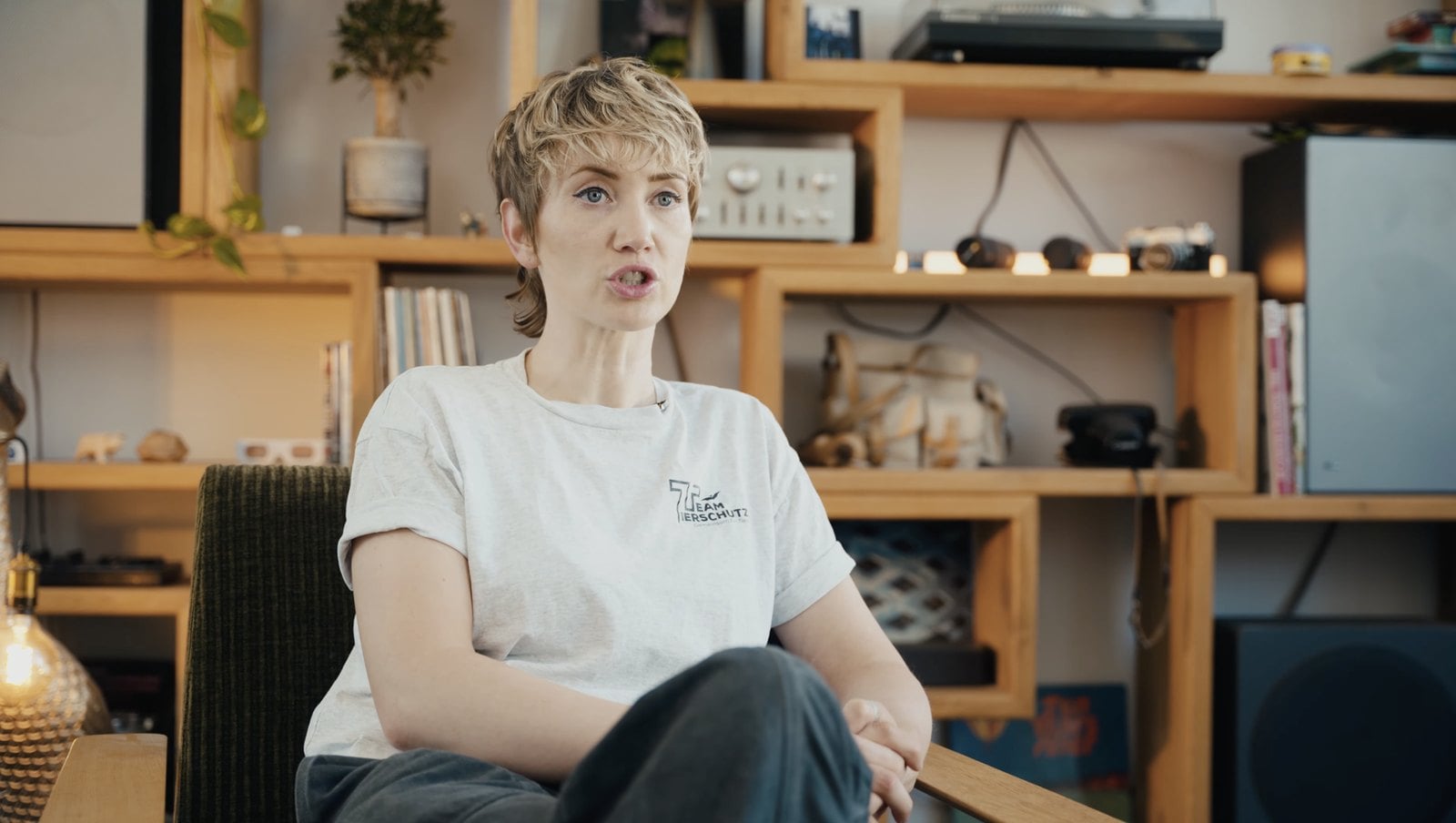 Samara Eckardt sitzt in einem Wohnzimmer und spricht im Interview für den Film