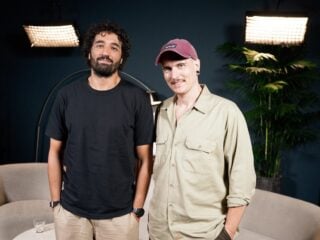 Seb Alex und Yannick Haldenwanger stehen nebeneinander im Podcast-Studio auf Bali