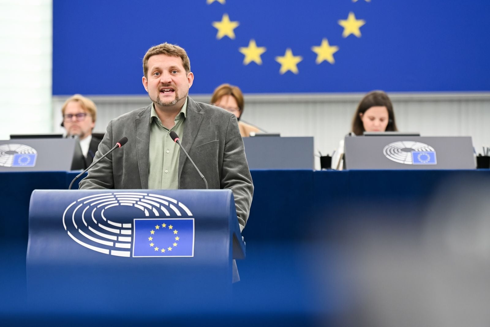 Sebastian Everding am Rednerpult vor der Europaflagge während einer Plenardebatte zum Westbalkan