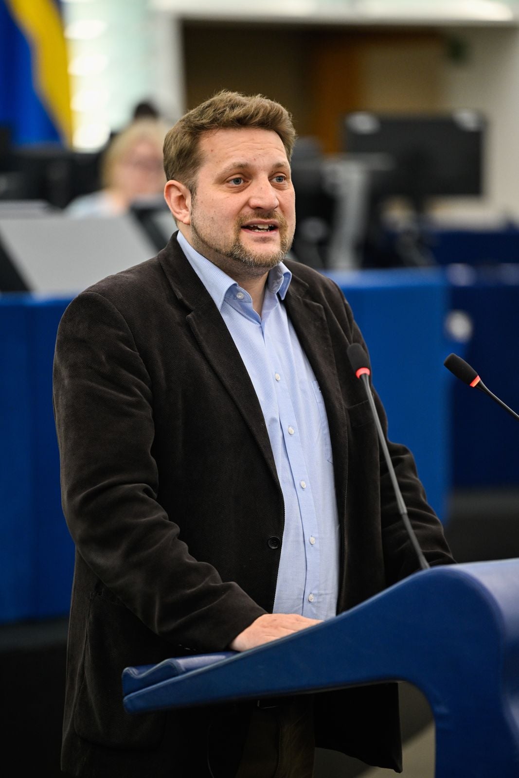 Sebastian Everding spricht am Rednerpult im Plenarsaal des Europäischen Parlaments in Straßburg