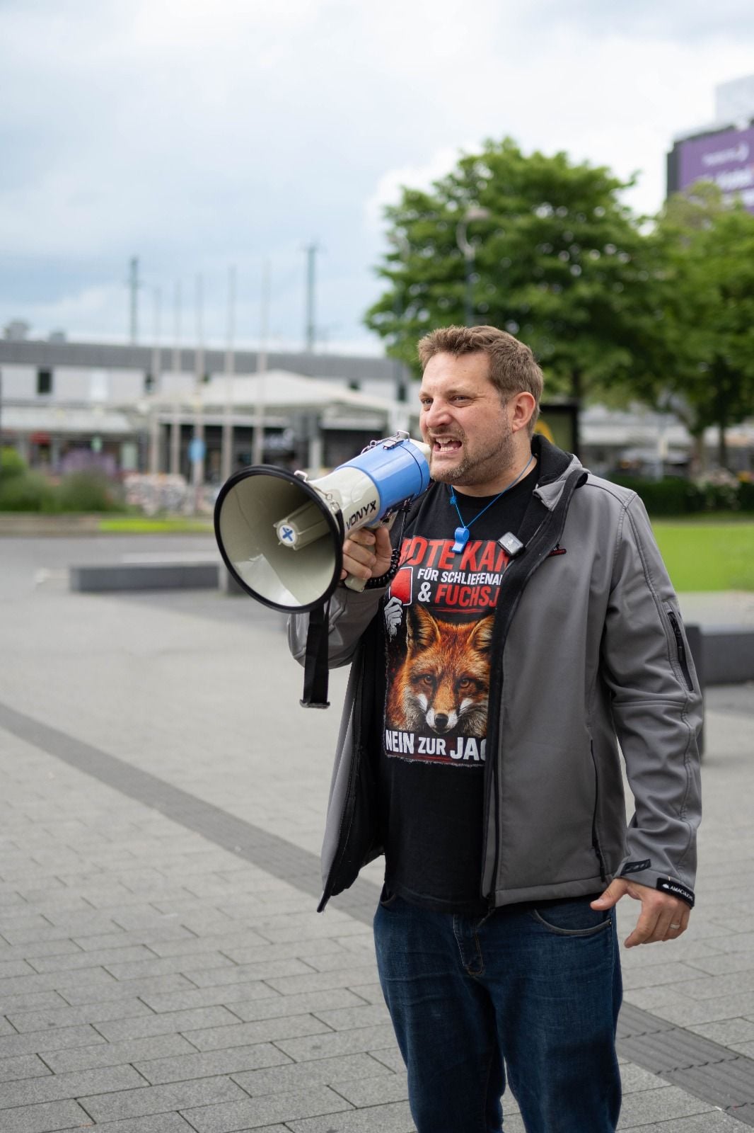 Sebastian Everding mit Megafon bei einer Demonstration gegen Schliefenanlagen, auf dem Shirt ein Fuchs