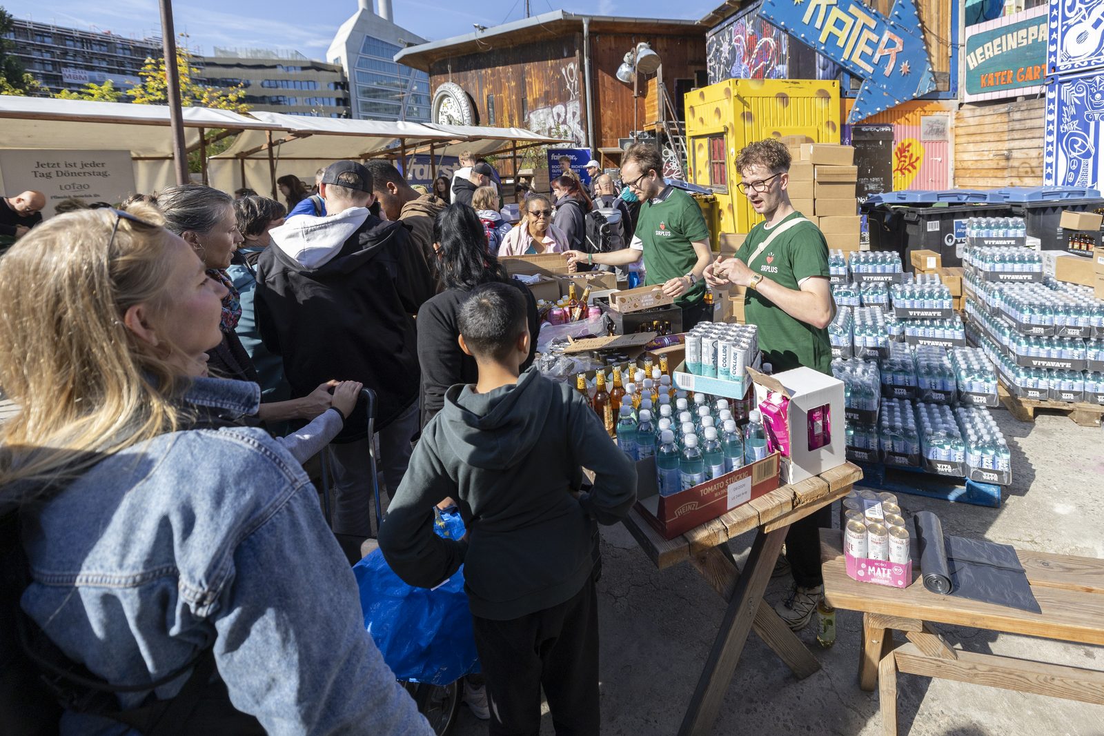 Dichte Menschenmenge zwischen Ständen und Kartons am Holzmarkt