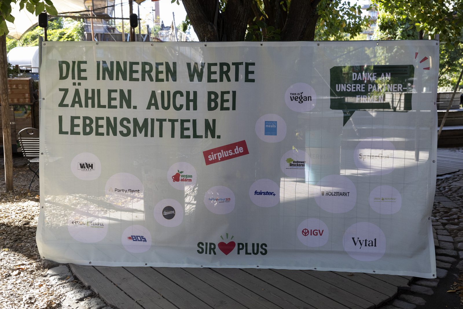 Plakat mit der Aufschrift Die inneren Werte zählen, auch bei Lebensmitteln