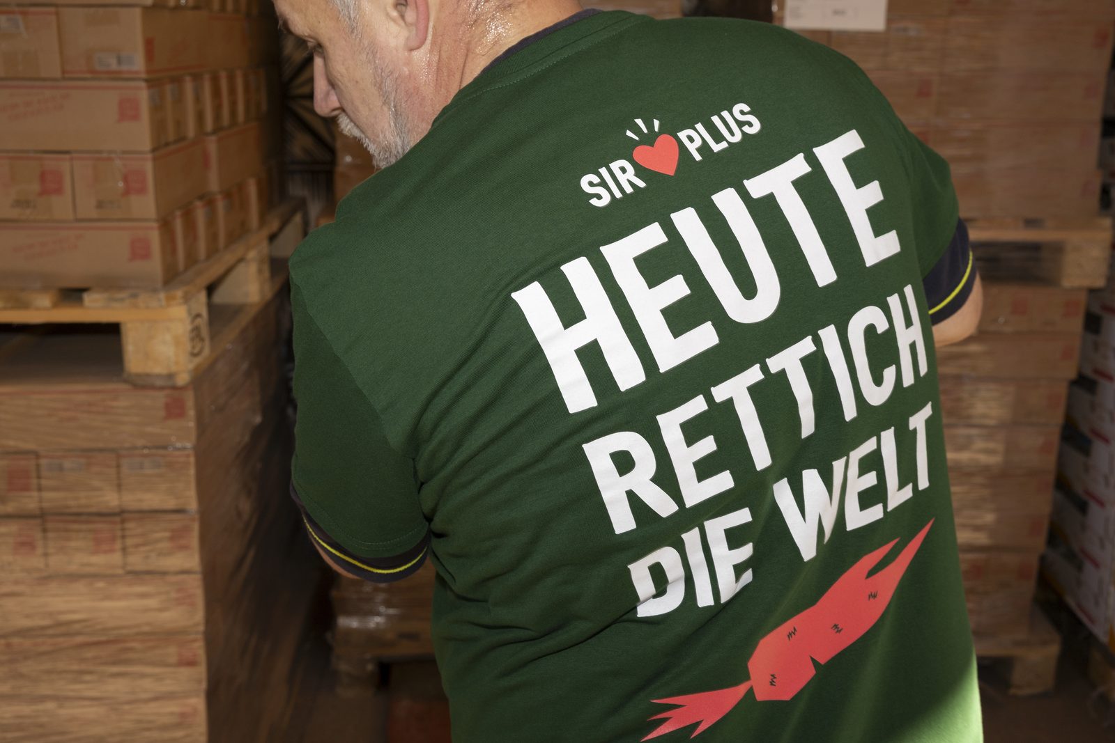 Rückenansicht eines grünen T-Shirts mit der Aufschrift Heute Rettich die Welt