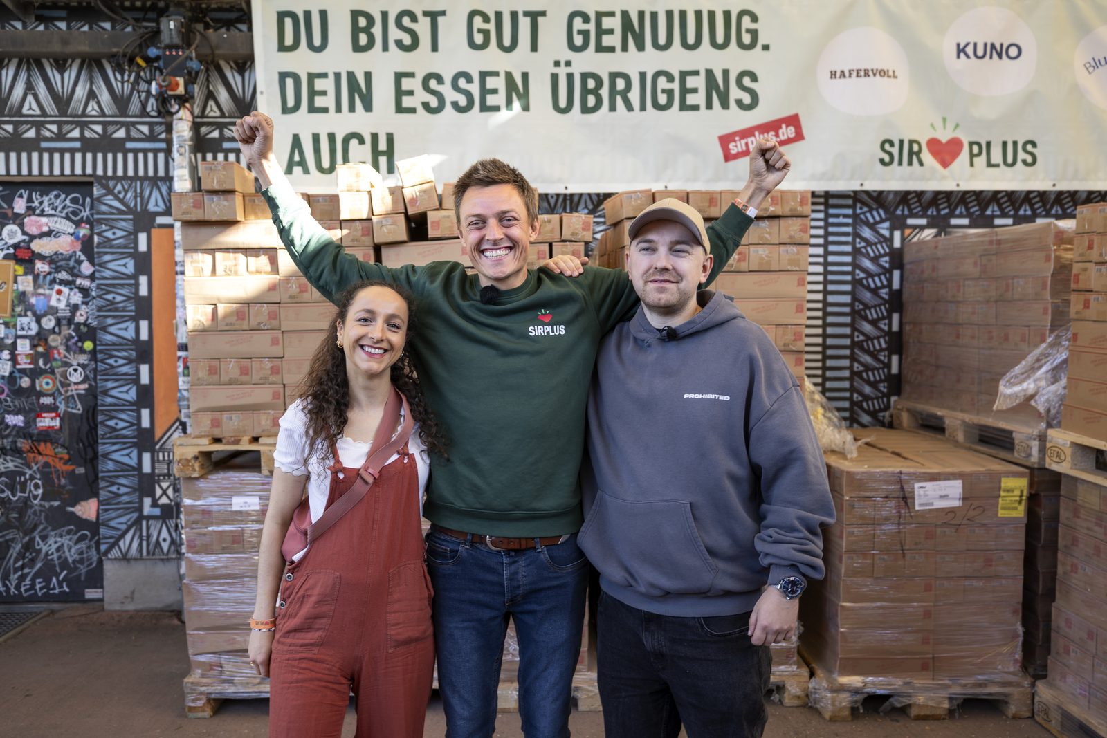 Vier Personen vor einem Plakat mit der Aufschrift Du bist gut genug, dein Essen übrigens auch