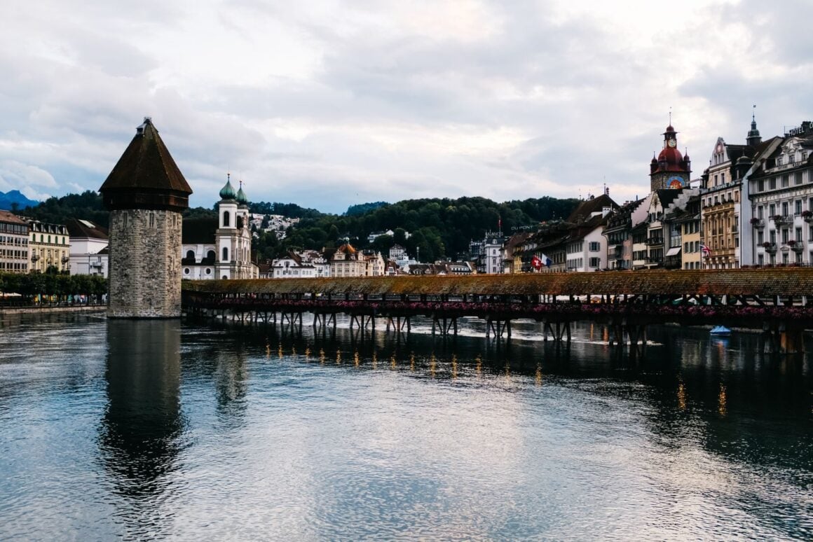 Blick über die Reuss auf Kapellbrücke, Wasserturm und die Altstadt von Luzern