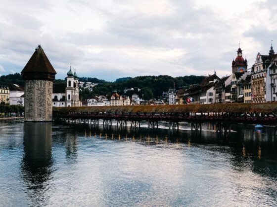 Blick über die Reuss auf Kapellbrücke, Wasserturm und die Altstadt von Luzern