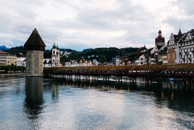 Blick über die Reuss auf Kapellbrücke, Wasserturm und die Altstadt von Luzern