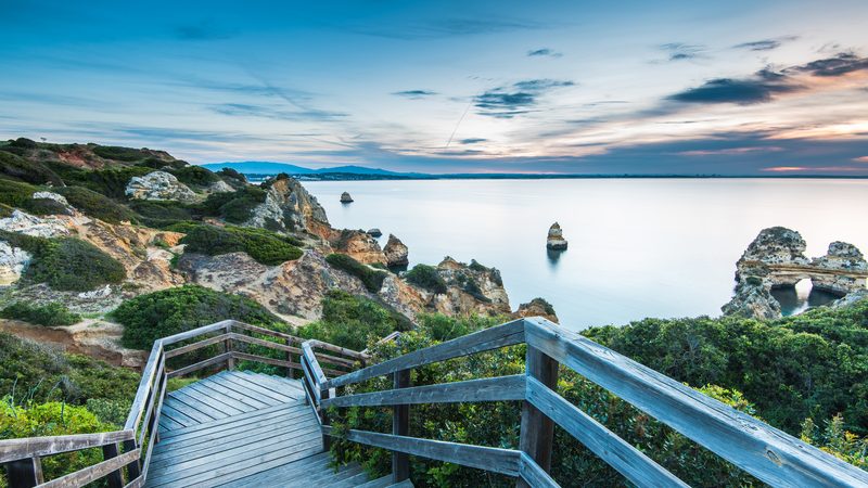 Landschaft in Algarve: Holzsteg zur Felsbucht Praia do Camilo bei Lagos